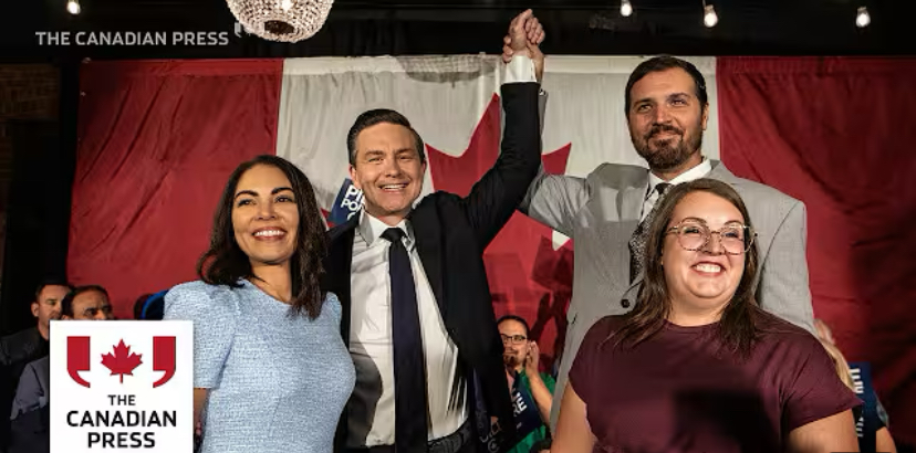 De gauche à droite : Anaida Poilievre, le chef du Parti conservateur Pierre Poilievre. Damien Kurek et Danielle Kurek célèbrent la victoire du chef du Parti conservateur Pierre Poilievre lors de l’élection partielle de Battle River-Crowfoot, à Camrose en Alberta, le lundi 18 aout 2025.  &mdash; Photo : Jason Franson/La Presse Canadienne 