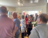 L’Écomusée est rempli de gens de la communauté qui sont venus assister à la remise de la médaille et deux certificats de reconnaissance à Laurent Vaillancourt par le député Guy Bourgouin. &mdash; Photo : Ndery Dione