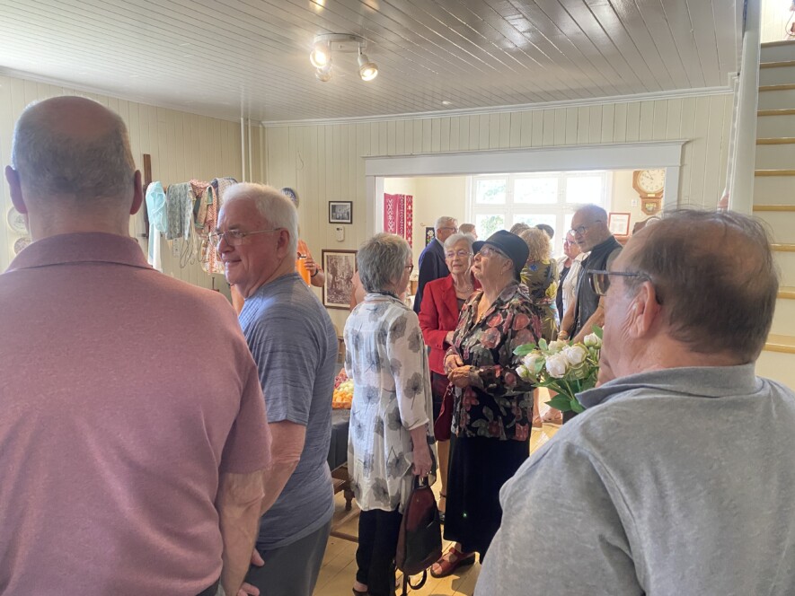 L’Écomusée est rempli de gens de la communauté qui sont venus assister à la remise de la médaille et deux certificats de reconnaissance à Laurent Vaillancourt par le député Guy Bourgouin. &mdash; Photo : Ndery Dione