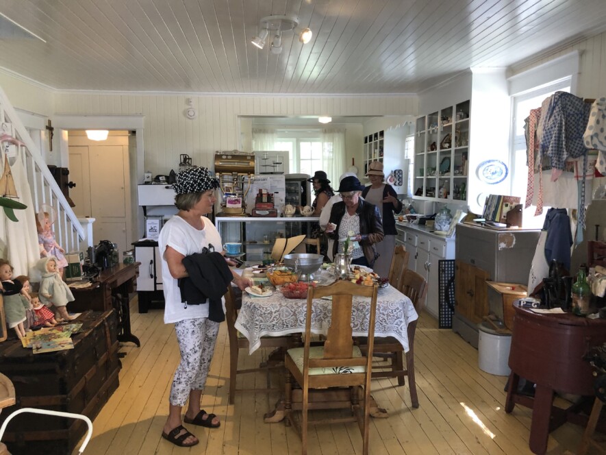 En mode préparation pour servir la nourriture aux participants &mdash; Photo de courtoisie