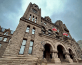 Des députés provinciaux passent la journée à Queen’s Park mardi pour étudier, article par article, le projet de loi du gouvernement de Doug Ford visant à encadrer les inconduites au sein des conseils municipaux.  &mdash; Photo : Le Droit, Émilie Pelletier/Le Droit, Émilie Pelletier