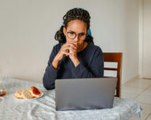 L’être humain est une créature sociale. La solitude peut avoir des effets néfastes sur la santé mentale. Est-ce que l’intelligence artificielle offre des solutions efficaces?  &mdash; Photo : Helena Lopes – Pexels 