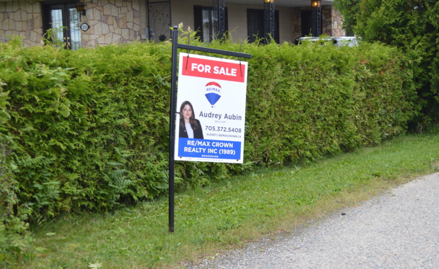 À Hearst, plusieurs maisons semblent rester sur le marché longtemps et, pourtant, une pénurie de logements sévit la région depuis quelques années. &mdash; Photo : Renée-Pier Fontaine
