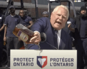 Le premier ministre ontarien Doug Ford a vidé une bouteille de Crown Royal en pleine conférence de presse, mardi. &mdash; Photo : Premier of Ontario