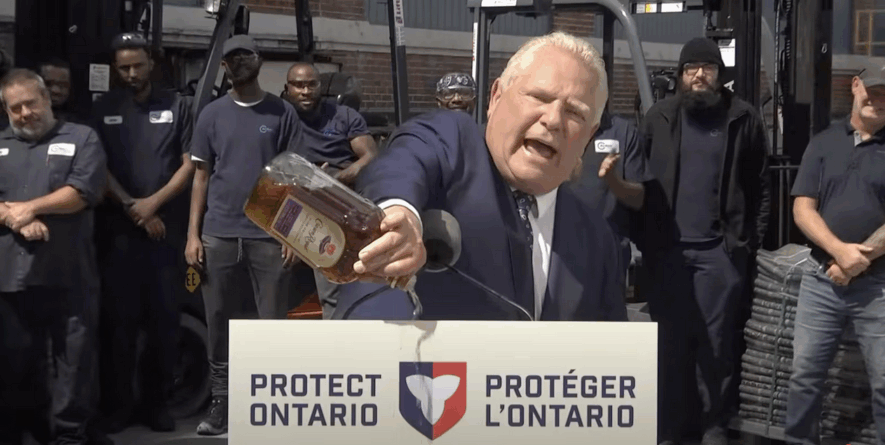 Le premier ministre ontarien Doug Ford a vidé une bouteille de Crown Royal en pleine conférence de presse, mardi. &mdash; Photo : Premier of Ontario