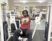 Passionné du sport depuis qu’il a 18 ans, Babacar Ndao est venu à la salle de sport pour effectuer des exercices physiques. &mdash; Photo : Ndery Dione