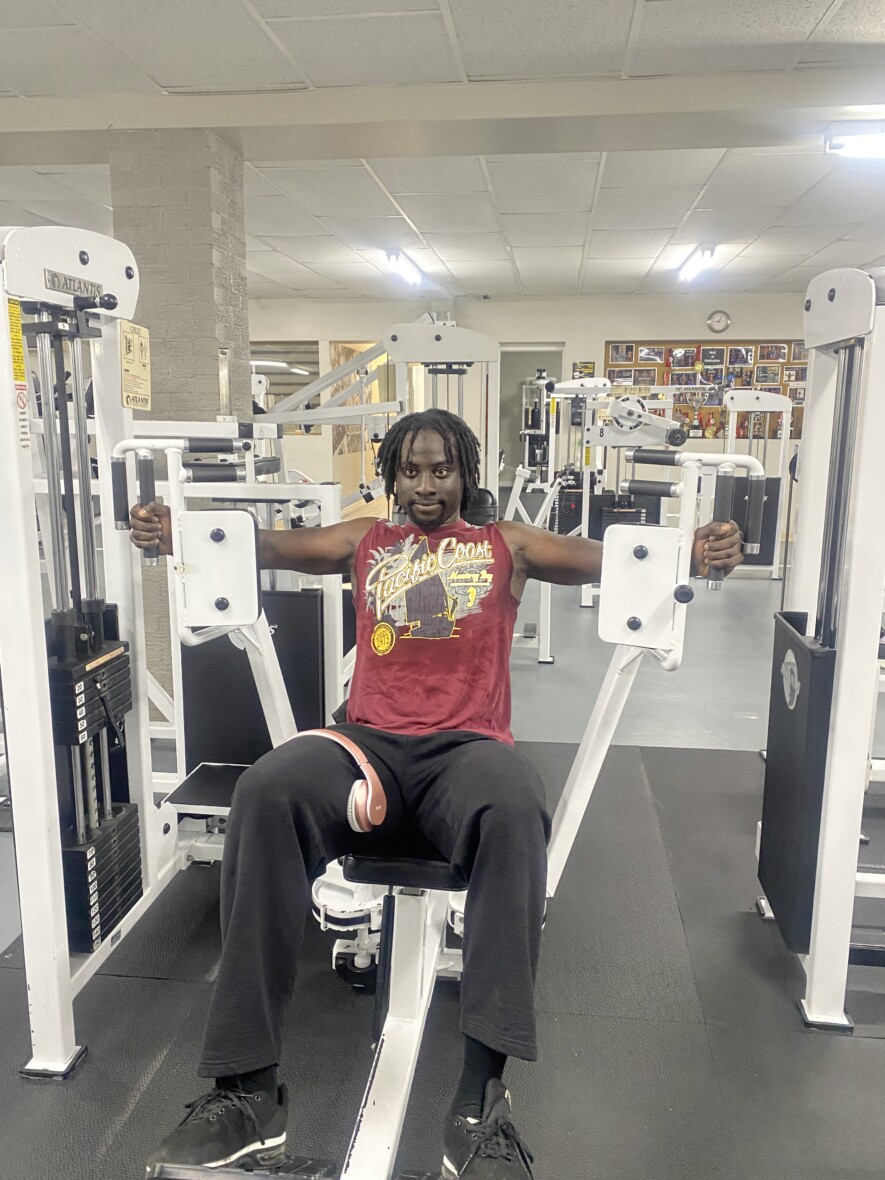 Passionné du sport depuis qu’il a 18 ans, Babacar Ndao est venu à la salle de sport pour effectuer des exercices physiques. &mdash; Photo : Ndery Dione