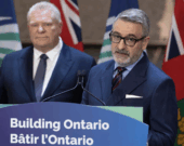 Le ministre ontarien de l'Éducation, Paul Calandra, avec le premier ministre de l’Ontario, Doug Ford. &mdash; Photo: Étienne Morin, archives Le Droit 