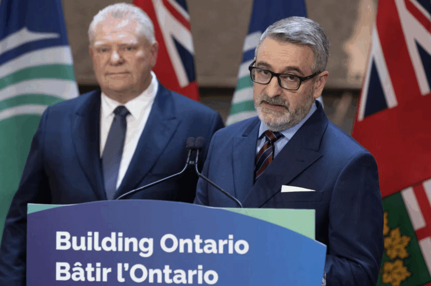 Le ministre ontarien de l'Éducation, Paul Calandra, avec le premier ministre de l’Ontario, Doug Ford. &mdash; Photo: Étienne Morin, archives Le Droit 