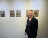Alana Pierini devant sa pièce favorite de l’exposition  &mdash; Photo : Renée-Pier Fontaine