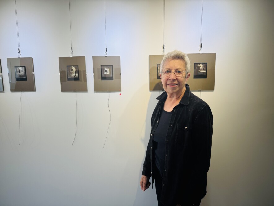 Alana Pierini devant sa pièce favorite de l’exposition  &mdash; Photo : Renée-Pier Fontaine
