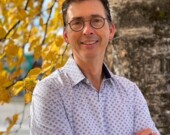 Professeur de psychologie à l’Université de Hearst, M. Beaulne est chargé de donner tous les cours de psychopathologie, incluant un nouveau cours sur la science de l’autorégulation, et aborde aussi largement tout ce qui touche à la dépression et à l’anxiété par rapport à la santé mentale. &mdash; Photo de courtoisie