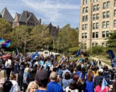 Des centaines de membres de l'Association des employés gestionnaires, administratifs et professionnels de la Couronne de l'Ontario (AMAPCEO) ont manifesté leur opposition au plan du gouvernement Ford de mettre fin au télétravail et au mode de travail hybride, jeudi.  &mdash; Photo : Émilie Gougeon-Pelletier/Le Droit