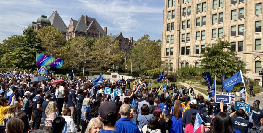 Des centaines de membres de l'Association des employés gestionnaires, administratifs et professionnels de la Couronne de l'Ontario (AMAPCEO) ont manifesté leur opposition au plan du gouvernement Ford de mettre fin au télétravail et au mode de travail hybride, jeudi.  &mdash; Photo : Émilie Gougeon-Pelletier/Le Droit