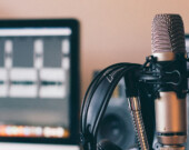 «À l’ère des Netflix, YouTube et Facebook, on semble avoir oublié que, tout près de chez nous, des médias de proximité racontent nos histoires mieux que quiconque.».  &mdash; Photo : Will Francis - Unsplash 