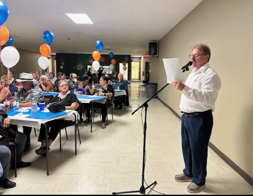 Le maire Marc Dupuis devant les participants au 50e anniversaire de Mattice pour prononcer son discours lors de la célébration &mdash; Photo de courtoisie