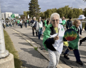 Des centaines de Franco-Ontariens et de francophiles se sont rassemblés jeudi matin à l’Université de Sudbury, à l’occasion du 50e anniversaire du drapeau vert et blanc. &mdash; Photo : Émilie Gougeon-Pelletier/Le Droit