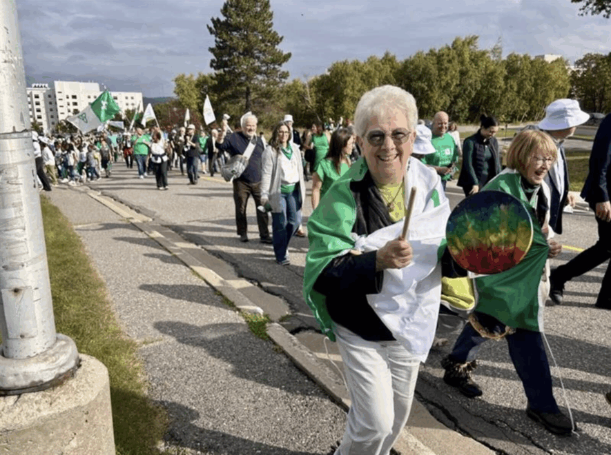 Des centaines de Franco-Ontariens et de francophiles se sont rassemblés jeudi matin à l’Université de Sudbury, à l’occasion du 50e anniversaire du drapeau vert et blanc. &mdash; Photo : Émilie Gougeon-Pelletier/Le Droit