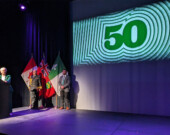 La lieutenante-gouverneure de l’Ontario, Edith Dumont, a eu de la difficulté à lancer son discours : elle était encore émue par la performance des jeunes du Centre d’excellence artistique de l’Ontario, qui ont chanté une version orchestrale de Mon beau drapeau.  &mdash; Photo : Julien Cayouette – Francopresse 