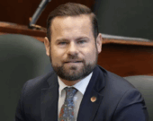 Le ministre du Travail, de l'Immigration, de la Formation et du Développement des compétences de l'Ontario, David Piccini, à la période de questions à l'Assemblée législative de l'Ontario le mardi 28 novembre 2023, à Toronto. &mdash; Photo : Chris Young/Archives La Presse Canadienne