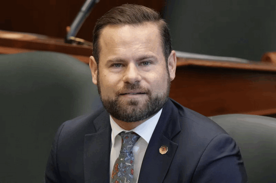 Le ministre du Travail, de l'Immigration, de la Formation et du Développement des compétences de l'Ontario, David Piccini, à la période de questions à l'Assemblée législative de l'Ontario le mardi 28 novembre 2023, à Toronto. &mdash; Photo : Chris Young/Archives La Presse Canadienne