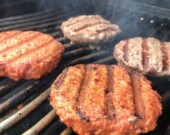 2 boulettes Beyond Burger, cuites en compagnie de 2 boulettes de viande. &mdash; Photo : UBC Media Relations / Flickr