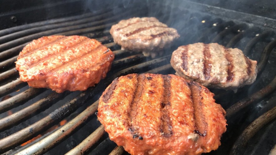2 boulettes Beyond Burger, cuites en compagnie de 2 boulettes de viande. &mdash; Photo : UBC Media Relations / Flickr