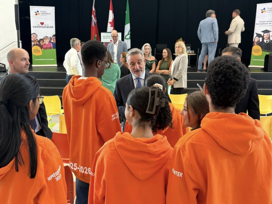 À Orléans, le ministre Paul Calandra, accompagné des députées Marie-France Lalonde et Mona Fortier, annonce un investissement de 523 M$ pour soutenir l’éducation en français et protéger l’identité franco-ontarienne. &mdash; Photo : Paul Calandra/Facebook