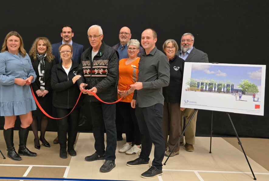 Le maire de la Ville de Hearst, Roger Sigouin, a assisté à la journée portes ouvertes de l’École publique Passeport Jeunesse pour souligner l’inauguration officielle de nouvelles salles de classe, après quelques mois de rénovations. &mdash; Photo : Ndery Dione