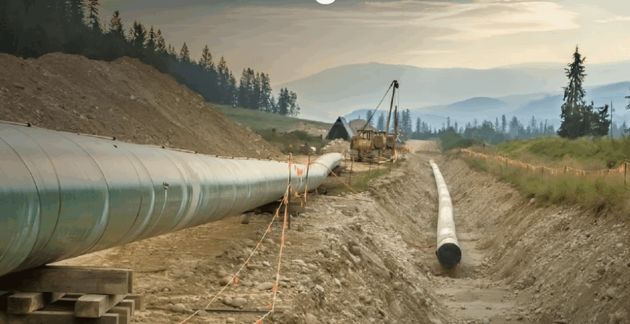Ce projet, décrit comme une infrastructure d’intérêt national, vise à transporter le pétrole et le gaz de l’Ouest canadien vers des marchés intérieurs et internationaux, tout en soutenant la fabrication nationale grâce à l’utilisation d’acier canadien pour la construction des pipelines. &mdash; Photo : Todd McCarthy/Facebook