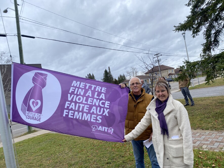 Le maire de Hearst a procédé au lever du drapeau, lundi matin, devant l’hôtel de ville de Hearst, à l’occasion de la Journée internationale pour l’élimination de la violence à l’égard des femmes. Il était entouré des membres du personnel de la Municipalité. &mdash; Photo : Ndery Dione