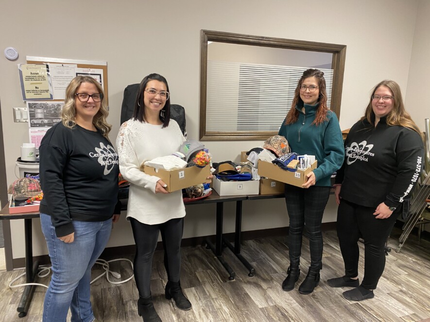 L’équipe de Partenaires en action ramasse les cadeaux offerts par les entreprises soutenant leur projet, afin de préparer les tirages prévus le 10 décembre. &mdash; Photo : Ndery Dione