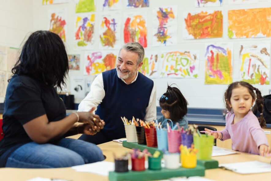 Le ministre a profité de la Semaine nationale des éducateurs et éducatrices de la petite enfance, comme il l’a indiqué sur sa page Facebook, pour rendre hommage aux professionnels dévoués de l’éducation de la petite enfance, qui se présentent chaque jour avec engagement, patience et un profond sens des responsabilités. &mdash; Photo : Paul Calandra/Facebook