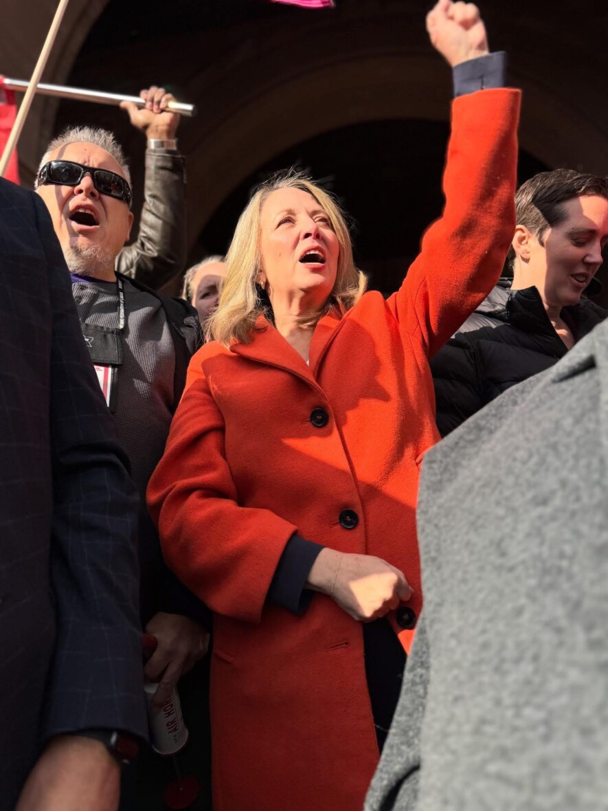 Tel qu’elle l’a indiqué sur sa page Facebook, la cheffe de l’opposition en Ontario a remercié les personnes qui étaient présentes à Queen’s Park après que Doug Ford a fait adopté le projet de loi 33. &mdash; Photo : Marit Stiles/Facebook