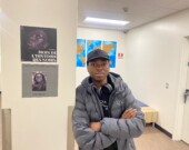 Maurice Narcisse se tient à l’extérieur des salles de classe du campus de Hearst pour exprimer sa fierté durant la célébration du Mois de l’histoire des Noirs. &mdash; Photo : Ndery Dione - Archives/Le Nord