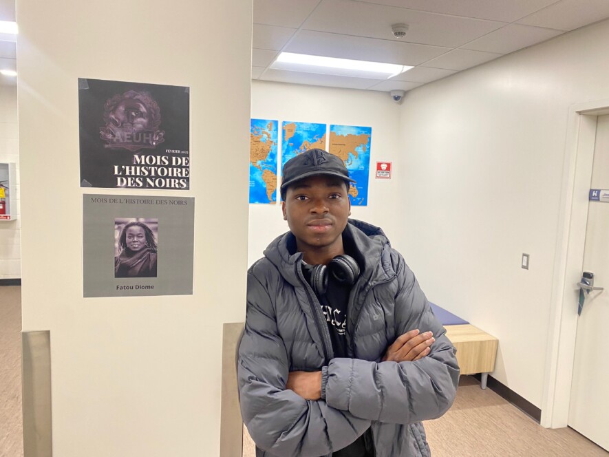 Maurice Narcisse se tient à l’extérieur des salles de classe du campus de Hearst pour exprimer sa fierté durant la célébration du Mois de l’histoire des Noirs. &mdash; Photo : Ndery Dione - Archives/Le Nord