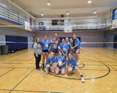L’équipe féminine de la 7e année de volleyball de l’École catholique St-Louis de Hearst &mdash; Photo de courtoisie