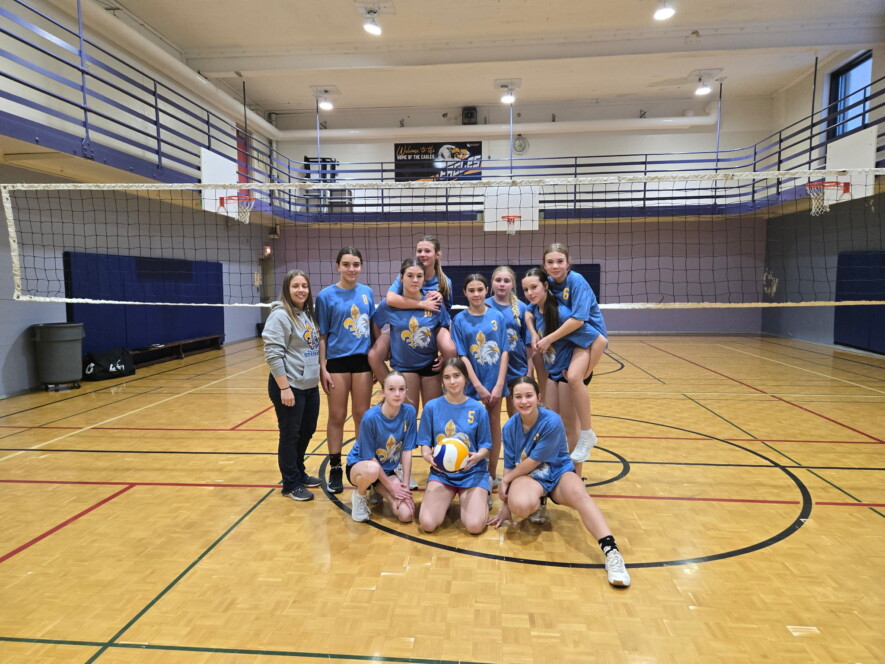 L’équipe féminine de la 7e année de volleyball de l’École catholique St-Louis de Hearst &mdash; Photo de courtoisie