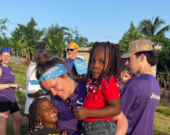 Stéphanie Lemieux est entourée par des enfants dans les « bateyes » lors de son dernier voyage humanitaire en 2024. &mdash; Photo de courtoisie
