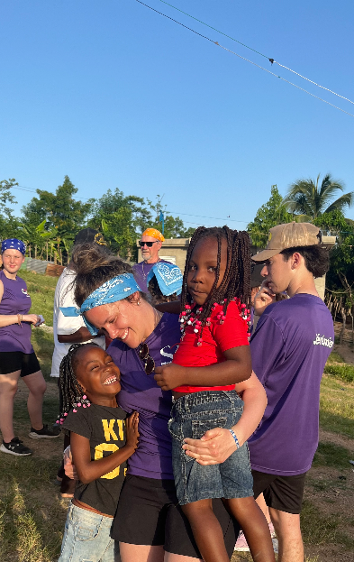 Stéphanie Lemieux est entourée par des enfants dans les « bateyes » lors de son dernier voyage humanitaire en 2024. &mdash; Photo de courtoisie