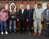 Le gouvernement de M. Ford a signé une entente historique avec le chef Achneepineskum et les dirigeants de la Première Nation Marten Falls pour construire les routes menant au Cercle de feu. &mdash; Photo : Ford Nation/Facebook