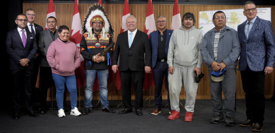 Le gouvernement de M. Ford a signé une entente historique avec le chef Achneepineskum et les dirigeants de la Première Nation Marten Falls pour construire les routes menant au Cercle de feu. &mdash; Photo : Ford Nation/Facebook