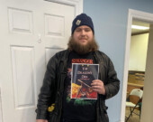 Nathaniel Filion-Roy est venu aux Médias de l’épinette noire avec beaucoup de joie pour nous parler de son roman THE DRAGON’S DEN, après en avoir fait la publication sur Amazon Kindle il y avait à peine trois jours. &mdash; Photo : Ndery Dione
