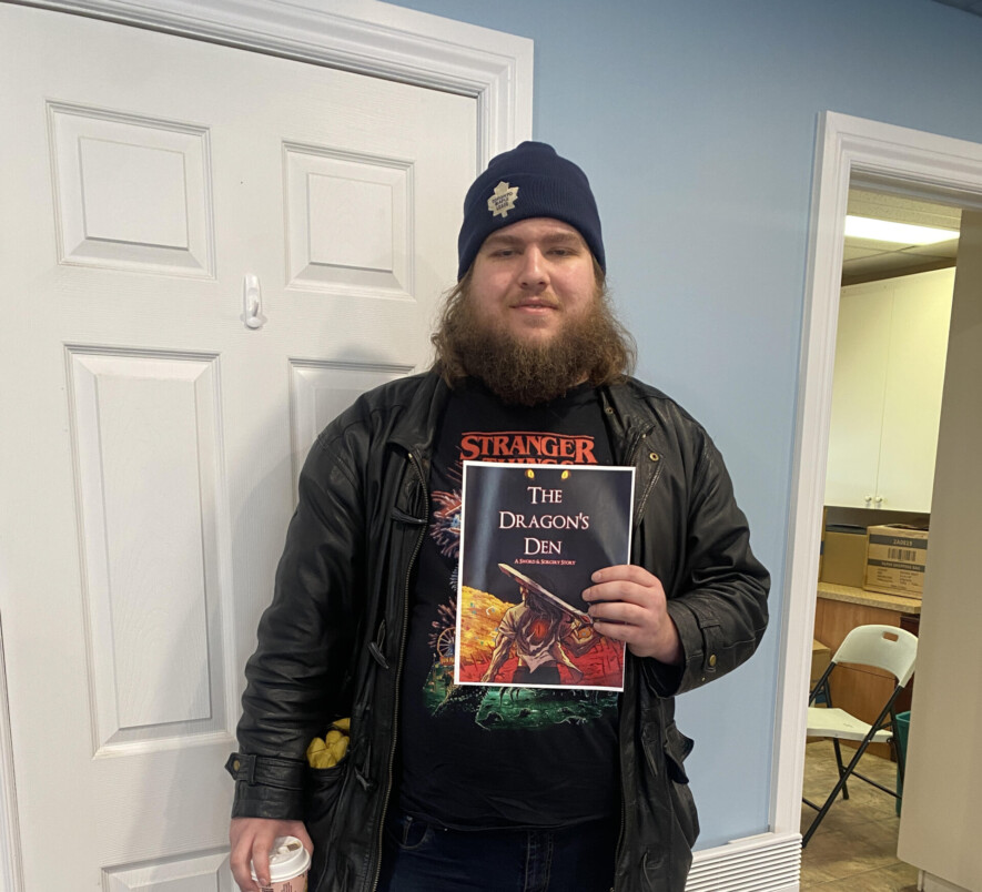 Nathaniel Filion-Roy est venu aux Médias de l’épinette noire avec beaucoup de joie pour nous parler de son roman THE DRAGON’S DEN, après en avoir fait la publication sur Amazon Kindle il y avait à peine trois jours. &mdash; Photo : Ndery Dione