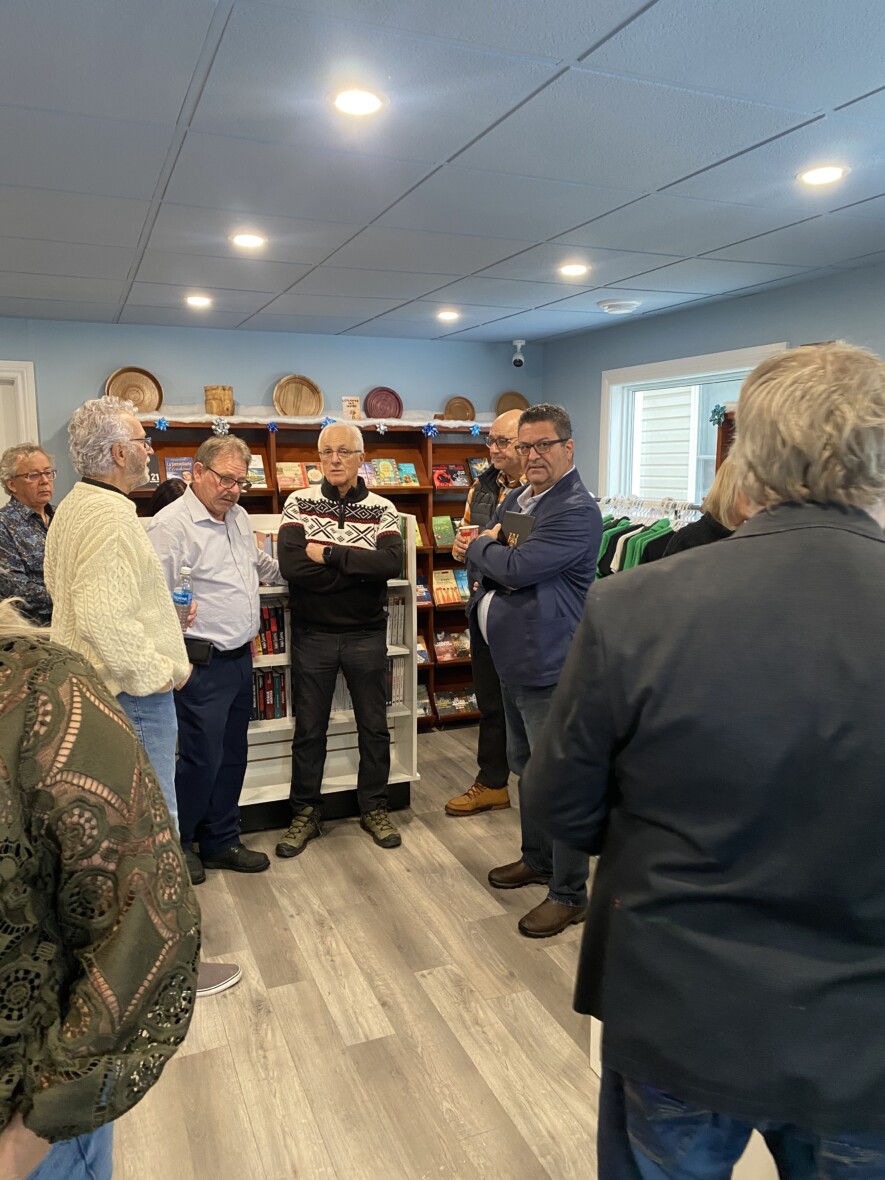 Le député provincial est avec les deux maires de la municipalité de Hearst et Mattice-Val-Côté. &mdash; Photo : Ndery Dione