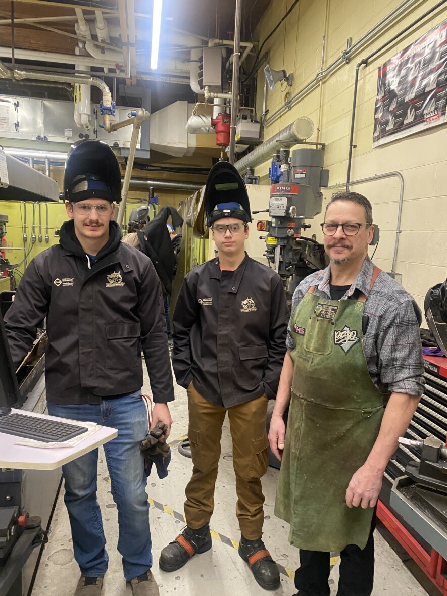Hugo Silva, Justin Morrissette et Normand Vallée sont fin prêts pour commencer leur cours de soudure. &mdash; Photo : Ndery Dione