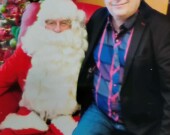 Le directeur général des Médias de l’épinette noire, Steve Mc Innis, prend le temps de se faire photographier avec le père Noël lors du Radiothon de la Fondation de l’Hôpital Notre-Dame de Hearst. Les deux personnages de la photo se sont entendus pour reprendre l’émission du père Noël l’an prochain à la radio CINN 91,1 puisqu’ils ont pris une pause en 2025. L’activité du radiothon avec la radio moose a permis à la Fondation d’amasser plus de 62 000 $.  