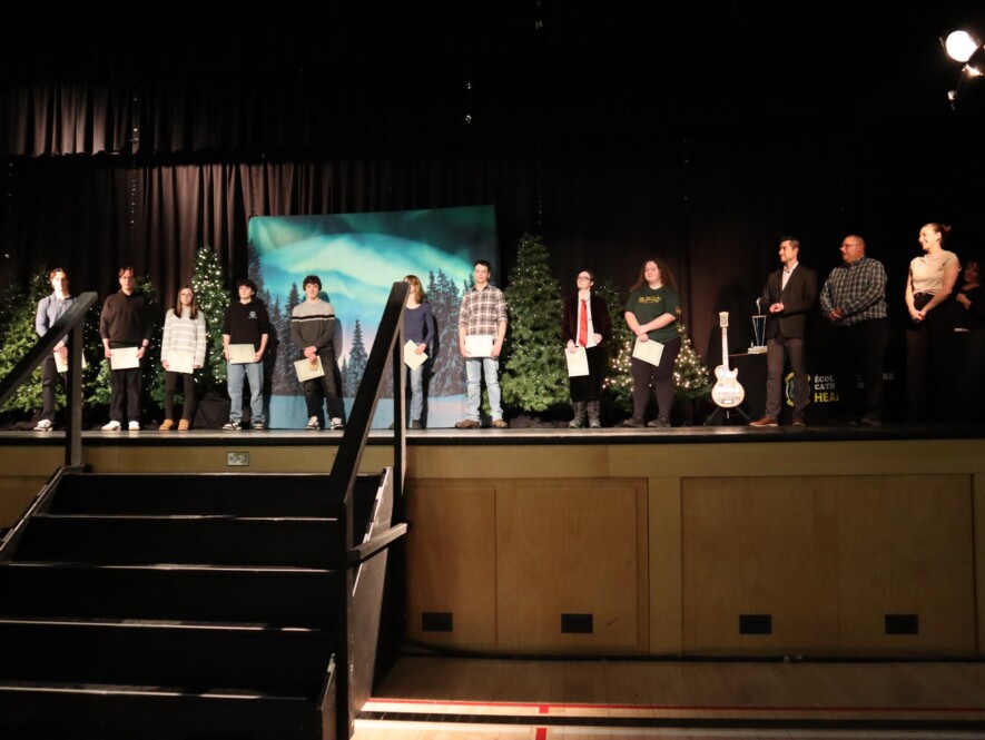 De nombreux élèves ont reçu divers certificats de mérite et de distinction. &mdash; Photo : École secondaire catholique de Hearst/Facebook