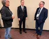Le président de la NOMA Rick Dumas et celui de la FONOM, Dave Plourde ont rencontré le ministre Peter Bethlenfalvy, ministre des Finances de l’Ontario, lors de ROMA 2026, afin de discuter de l’importance de faire progresser les améliorations aux routes 11 et 17. &mdash; Photo : Northwestern Ontario Municipal Association/Facebook