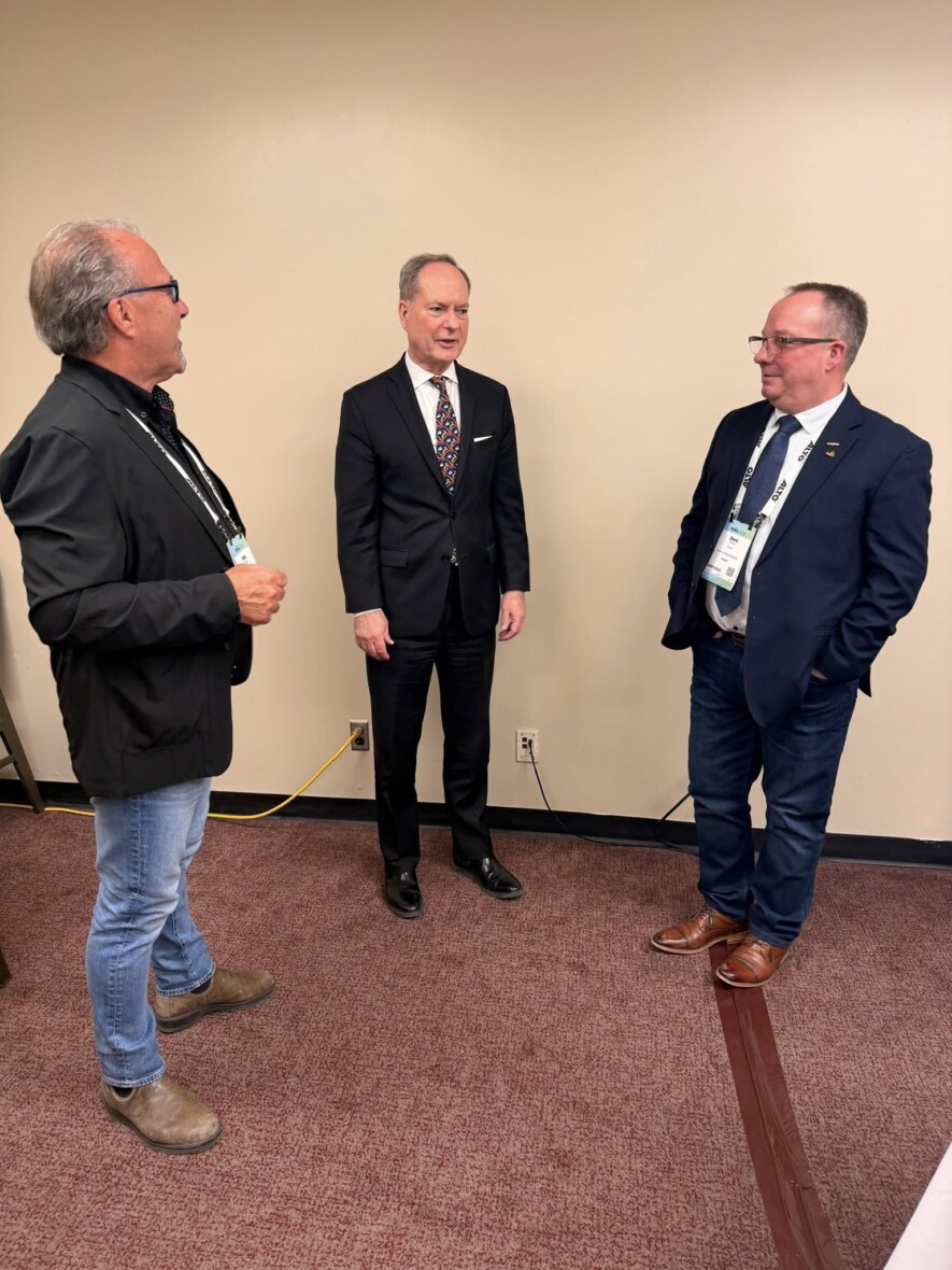 Le président de la NOMA Rick Dumas et celui de la FONOM, Dave Plourde ont rencontré le ministre Peter Bethlenfalvy, ministre des Finances de l’Ontario, lors de ROMA 2026, afin de discuter de l’importance de faire progresser les améliorations aux routes 11 et 17. &mdash; Photo : Northwestern Ontario Municipal Association/Facebook